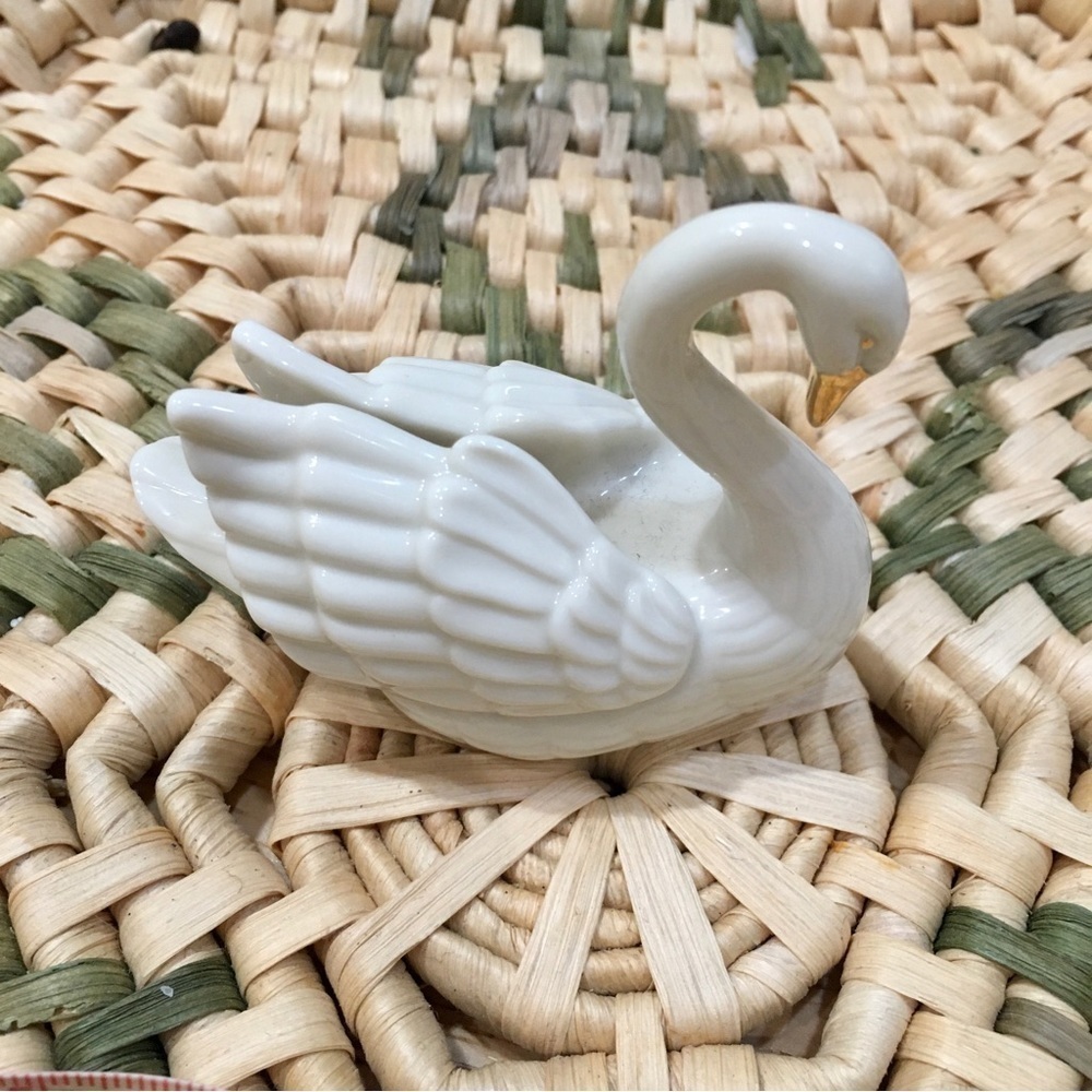 Porcelain Lenox Swan figurine cream and gold vintage place holder cake topper